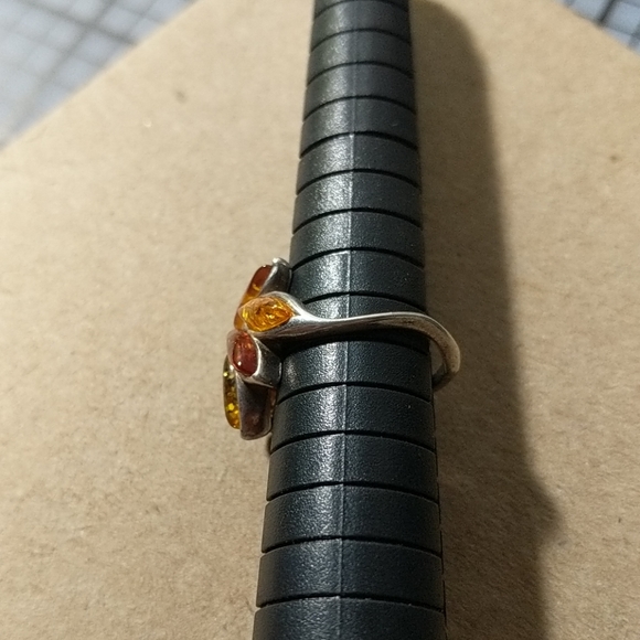 Amber set in leaf pattern - Picture 5 of 5